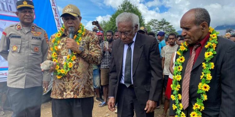 Bupati Yalimo Melakukan Peletakan Batu Pembangunan Gereja di Jemaat Nazaret Kampung Beim