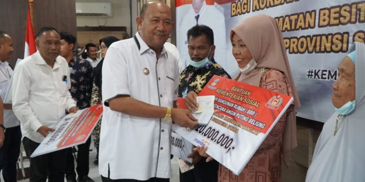 Afandin Serahkan Rp277 Juta BBR untuk 24 Korban Bencana Alam