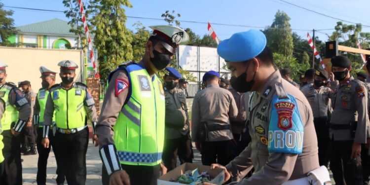 Setelah Apel Pagi Personil Polres Polman Galang Dana untuk Korban Kebakaran