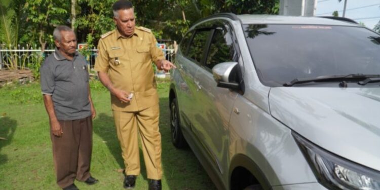 Pj Gubernur Paulus Waterpauw Hibahkan Mobil Operasional ke Dewan Adat Papua