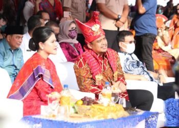 Hadiri Perayaan Merdang Merdem, Bobby Nasution Beri Penghargaan Guru Patimpus Sembiring Pelawi Award kepada Tokoh-tokoh Karo  