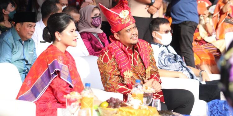 Hadiri Perayaan Merdang Merdem, Bobby Nasution Beri Penghargaan Guru Patimpus Sembiring Pelawi Award kepada Tokoh-tokoh Karo  