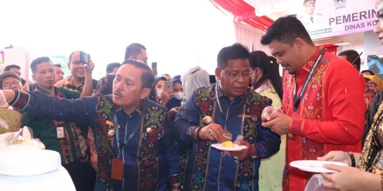 Buka Medan City Expo 2022, Bobby Nasution Cicipi Cempedak di Stand Kota Binjai