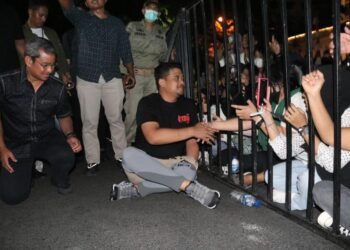 Bobby Nasution Duduk Lesehan di Jalan Raden Bersama Warga  Nonton Konser HUT ke-432 Medan