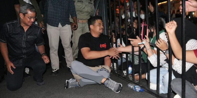 Bobby Nasution Duduk Lesehan di Jalan Raden Bersama Warga  Nonton Konser HUT ke-432 Medan