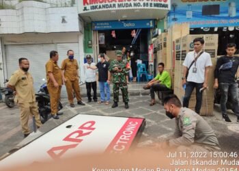 Pemko Medan Tertibkan Reklame Bermasalah Di Wilayah Kec. Medan Baru