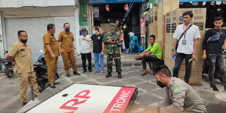 Pemko Medan Tertibkan Reklame Bermasalah Di Wilayah Kec. Medan Baru