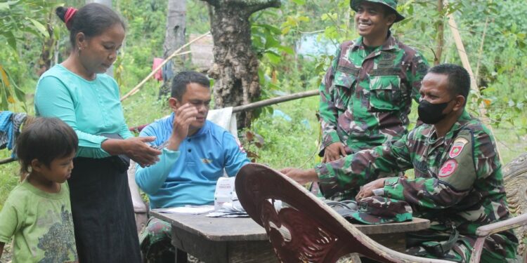 Tim Kesehatan TMMD ke-114 Kodim 1418/Mamuju Berikan Pelayanan Kesehatan kepada Warga