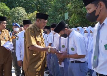 Syah Afandin Serahkan Tali Asih untuk Siswa MAN 3 Langkat