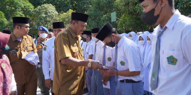 Syah Afandin Serahkan Tali Asih untuk Siswa MAN 3 Langkat