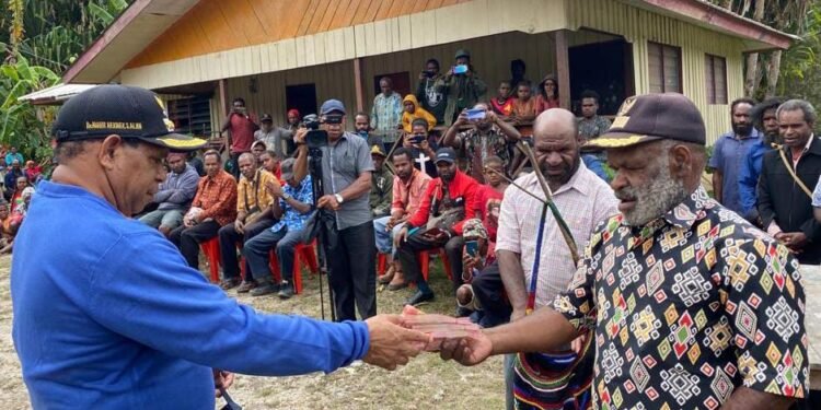 Bupati Yalimo Hadiri Acara Penggalangan Dana Pembangunan Kantor Klasis Uwambo