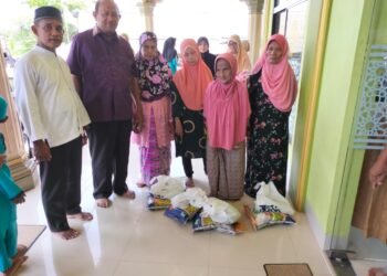 Afandin Ikut Bagikan 70 Paket Sembako kepada Warga Stabat Lama