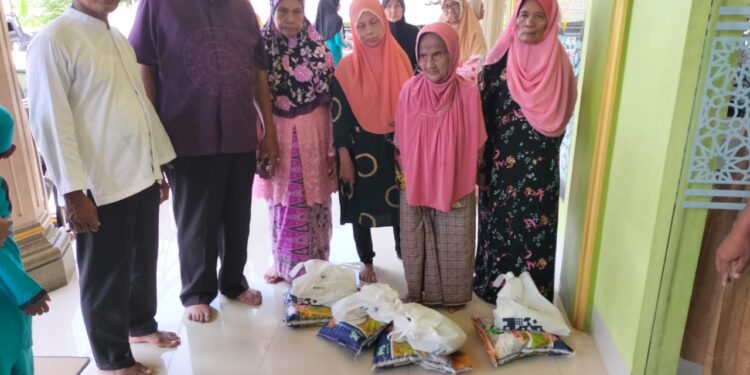 Afandin Ikut Bagikan 70 Paket Sembako kepada Warga Stabat Lama