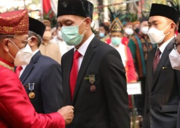 Peringatan HUT ke-77 RI, 6 Insan PLN Raih Penghargaan Satyalancana dari Presiden Jokowi