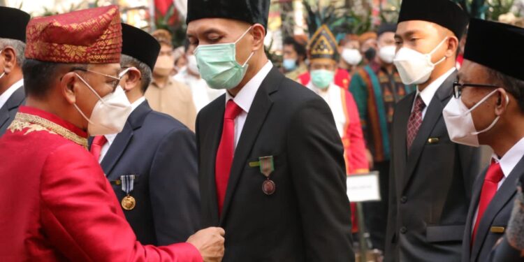Peringatan HUT ke-77 RI, 6 Insan PLN Raih Penghargaan Satyalancana dari Presiden Jokowi