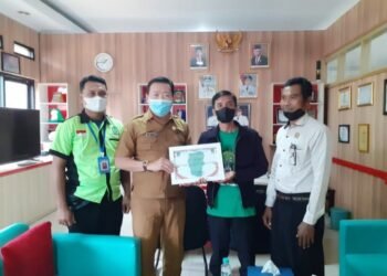 Masyarakat Subang Bangga, DPC SBSI 1992 Berikan Piagam Penghargaan kepada Kadinkes Subang dr Maxi