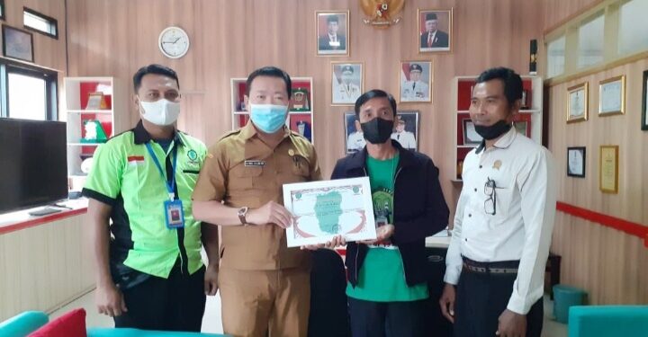 Masyarakat Subang Bangga, DPC SBSI 1992 Berikan Piagam Penghargaan kepada Kadinkes Subang dr Maxi
