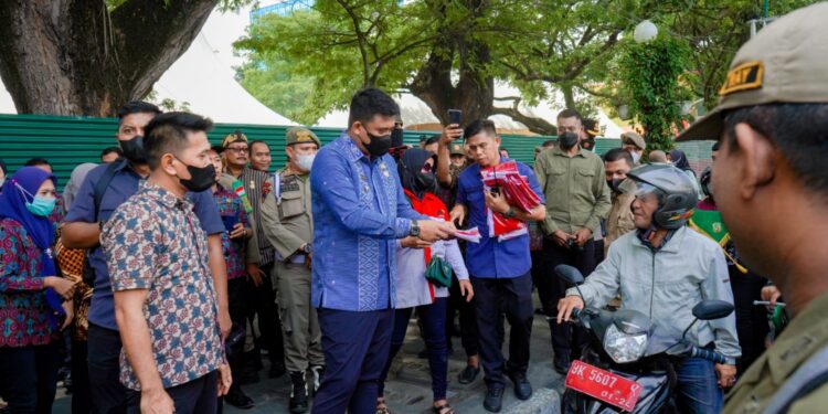 Bagikan Bendera, Bobby Nasution: Bendera Merah Putih Harus Jadi Pemersatu Semua Kalangan