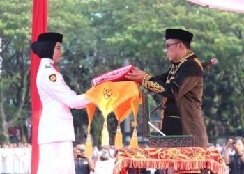 Upacara Penurunan Bendera di Medan, Wakil Walikota Serahkan Tanda Kehormatan Satyalancana Karya Satya dari Presiden RI
