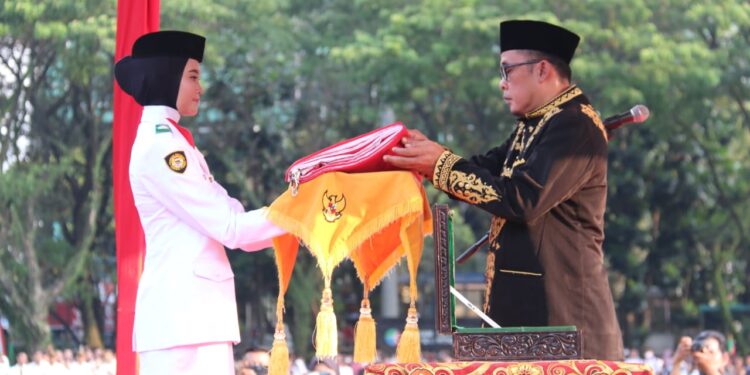 Upacara Penurunan Bendera di Medan, Wakil Walikota Serahkan Tanda Kehormatan Satyalancana Karya Satya dari Presiden RI