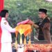 Upacara Penurunan Bendera di Medan, Wakil Walikota Serahkan Tanda Kehormatan Satyalancana Karya Satya dari Presiden RI