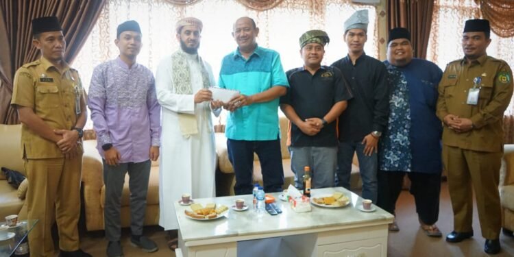 Syekh Adil Al Bahri Berikan Sorban, Syah Afandin Sedekahkan 100 Al Quran