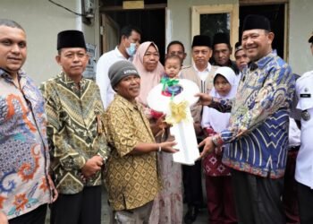 Plt Bupati Langkat Serahkan Kunci Rumah & Santuni 35 Anak Yatim di Tanjung Pura