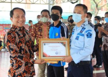 Apresiasi dan Motivasi Kinerja Pegawai, Rutan Cipinang Kanwil Jakarta Beri Penghargaan Kepada Dua Pegawai Teladan