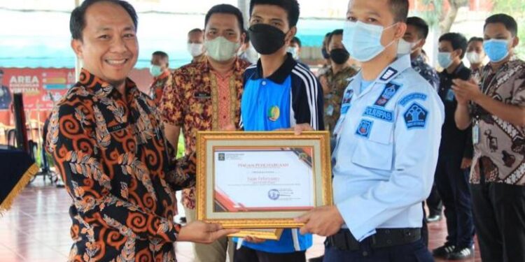 Apresiasi dan Motivasi Kinerja Pegawai, Rutan Cipinang Kanwil Jakarta Beri Penghargaan Kepada Dua Pegawai Teladan