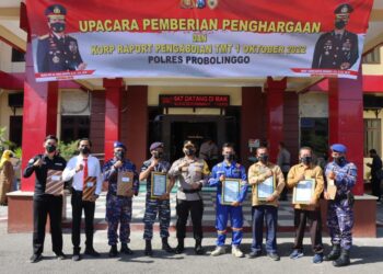 Kapolres Probolinggo Pimpin Upacara Kenaikan Pangkat dan Berikan Penghargaan ke Anggota Polri dan Masyarakat Berprestasi
