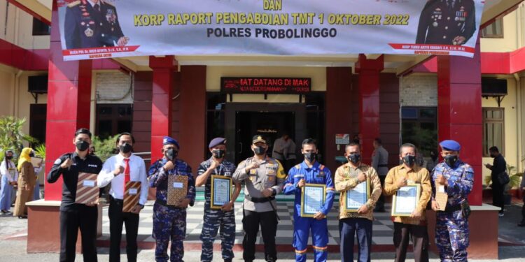 Kapolres Probolinggo Pimpin Upacara Kenaikan Pangkat dan Berikan Penghargaan ke Anggota Polri dan Masyarakat Berprestasi