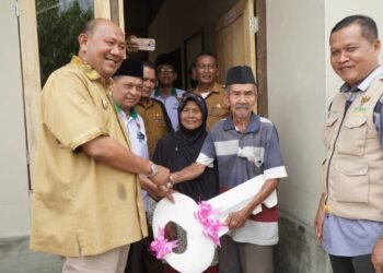 Rumah Warga Kurang Mampu di Hinai Dibedah, Afandin Serahkan Kunci