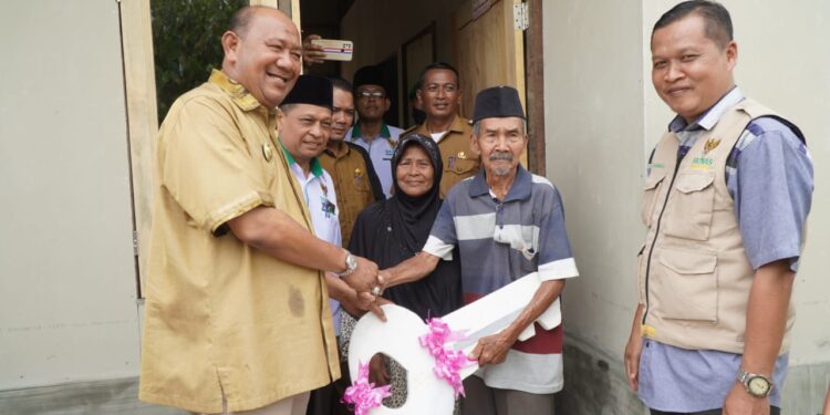 Rumah Warga Kurang Mampu di Hinai Dibedah, Afandin Serahkan Kunci