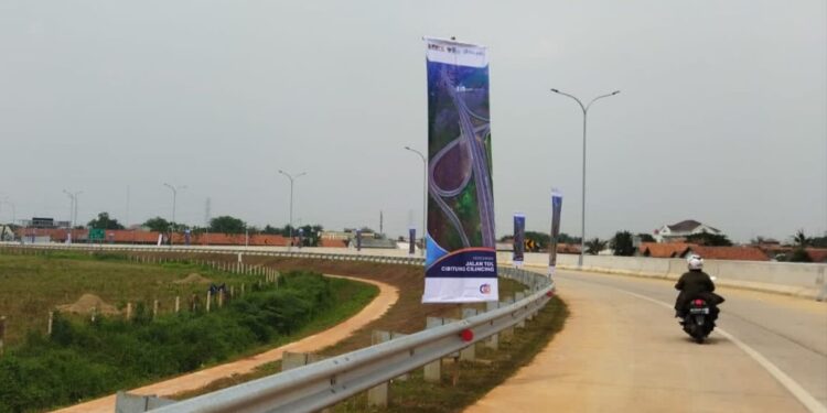 Peresmian Jalan Tol Cibitung–Cilincing seksi 2 dan 3 serta Serpong-Balaraja Seksi 1 di Gerbang Tol Gabus, Kabupaten Bekasi, Jawa Barat