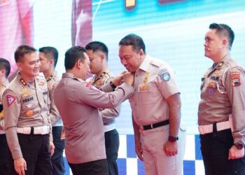 Kapolri Berikan Tanda Kehormatan Bhayangkara Lalu Lintas Polri kepada Dirut Jasa Raharja Rivan A. Purwantono
