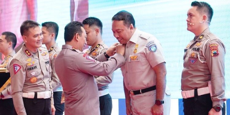 Kapolri Berikan Tanda Kehormatan Bhayangkara Lalu Lintas Polri kepada Dirut Jasa Raharja Rivan A. Purwantono