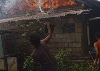 Lima Unit Damkar Padamkan Kebakaran empat Ruko DiGunung Putri