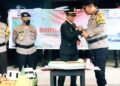 HUT TNI ke-77, Polresta Mamuju Beri Surprise Kue dan Tumpeng ke Kodim 1418