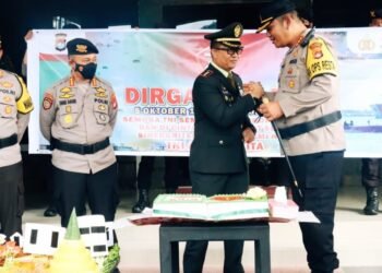 HUT TNI ke-77, Polresta Mamuju Beri Surprise Kue dan Tumpeng ke Kodim 1418
