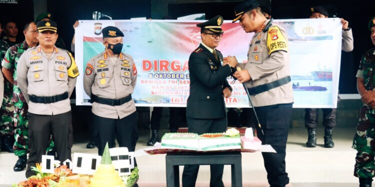 HUT TNI ke-77, Polresta Mamuju Beri Surprise Kue dan Tumpeng ke Kodim 1418