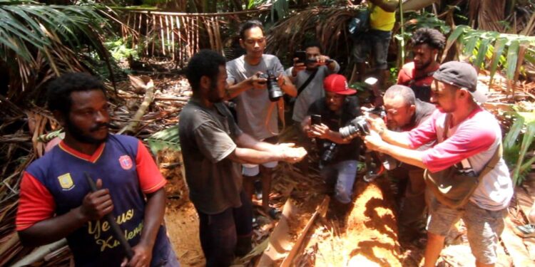 Jelang Festival Ulat Sagu di Kampung Yoboi, Panitia Adakan Kegiatan Hunting Bersama Foto dan Video