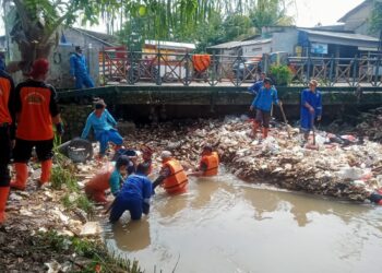 Antisipasi Banjir DLH Angkat Sampah Dikali Baru Barat Bojong Gede