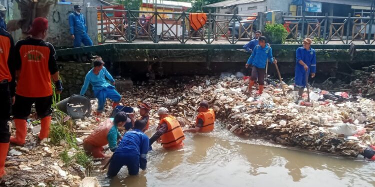 Antisipasi Banjir DLH Angkat Sampah Dikali Baru Barat Bojong Gede
