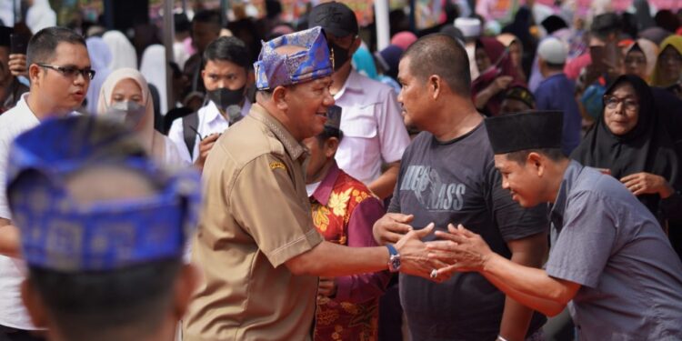 Serius Sejahterakan Langkat, Syah Afandin Serahkan Bansos Rp11,5 Miliar untuk 21.854 Warga