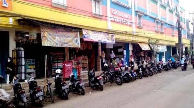 Sebabkan Kemacetan Parkir Liar Dipasar Wanahaerang Dikeluhakan Penguna Jalan