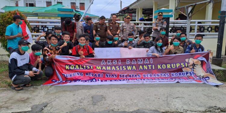 KMAK Gelar Aksi, Desak Kejari Nisel Tuntaskan Dugaan Korupsi Dana BOS