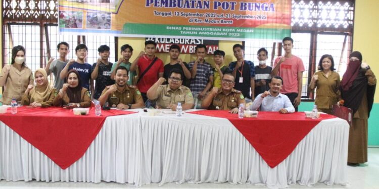 Dinas Perindustrian Gelar Pelatihan Pembuatan Pot Bunga di Kelurahan Sei Agul