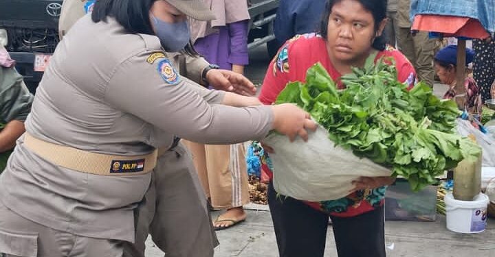 Cegah Terjadinya Kemacetan, Satpol PP Kota Medan Secara Rutin Menghimbau Pedagang Pasar Sei Kambing dan Pasar Kampung Lalang Untuk Tidak Berjualan Diatas Badan Jalan