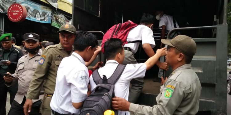 Operasi Kasih Sayang Tim Gabungan Pemko Medan Jaring Pelajar Bolos di Warnet dan Kafe