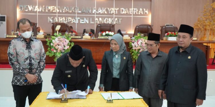 Plt Bupati Langkat Bersama DPRD Sepakati KUA/PPAS R APBD 2023